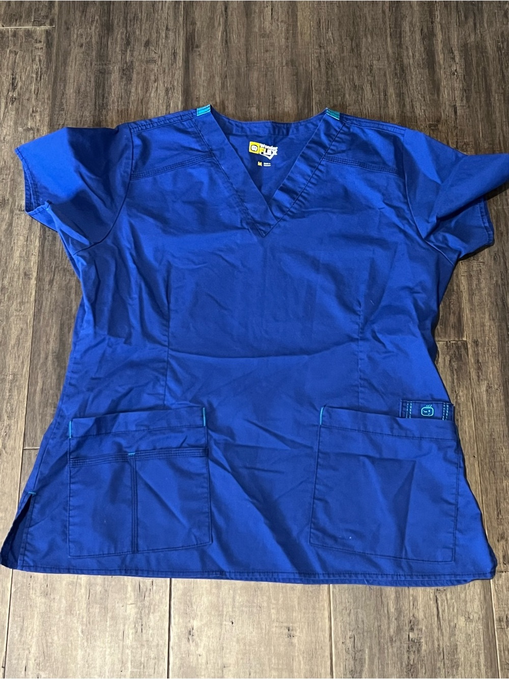 Women’s royal blue wonder flex medical nurse scrub top cotton polyester sz M.